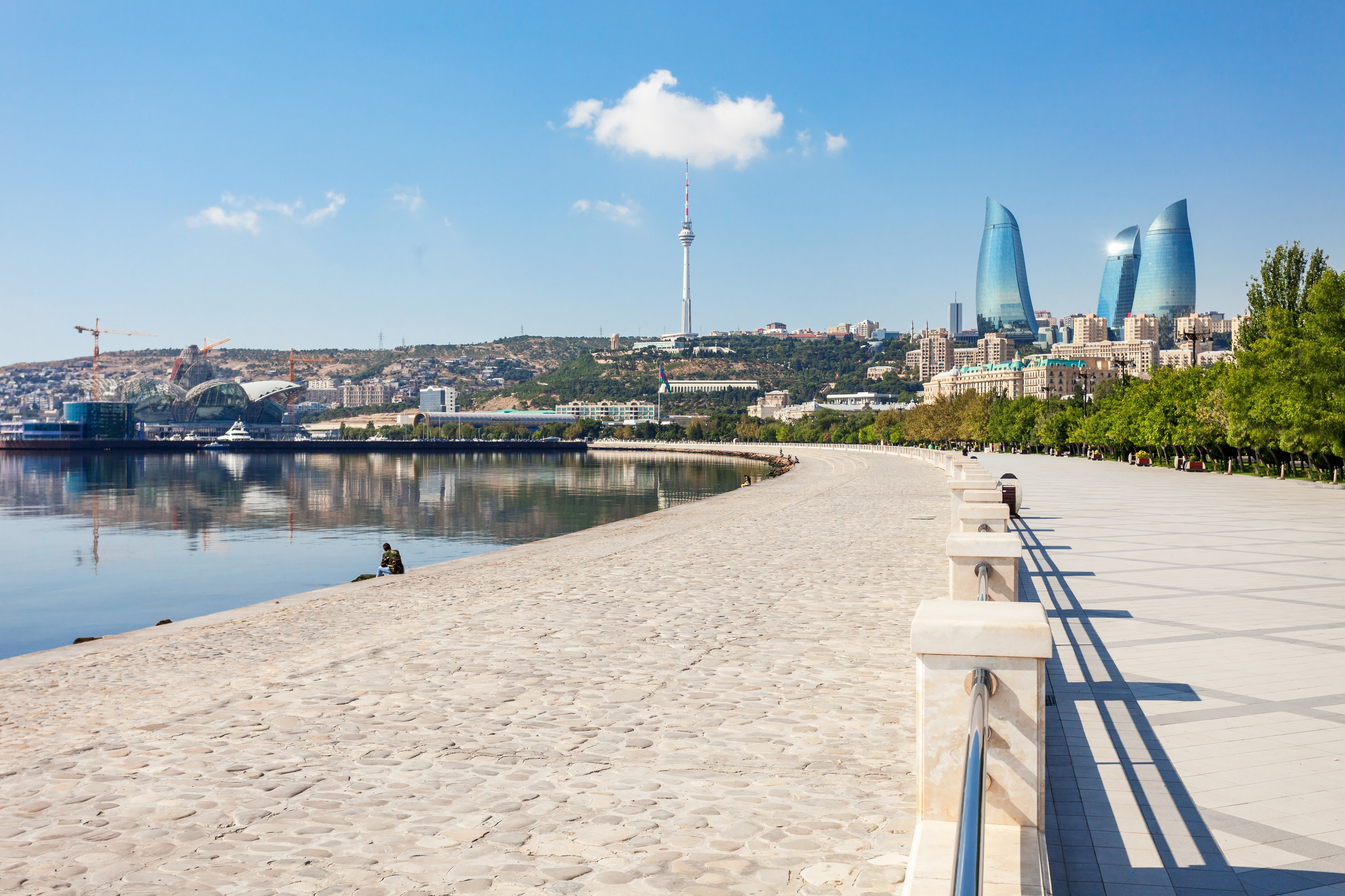 Baku Boulevard sull'argine del Mar Caspio Baku è la capitale e la città più grande dell'Azerbaigian Baku Boulevard sull'argine del Mar Caspio Baku è la capitale e la città più grande dell'Azerbaigian
