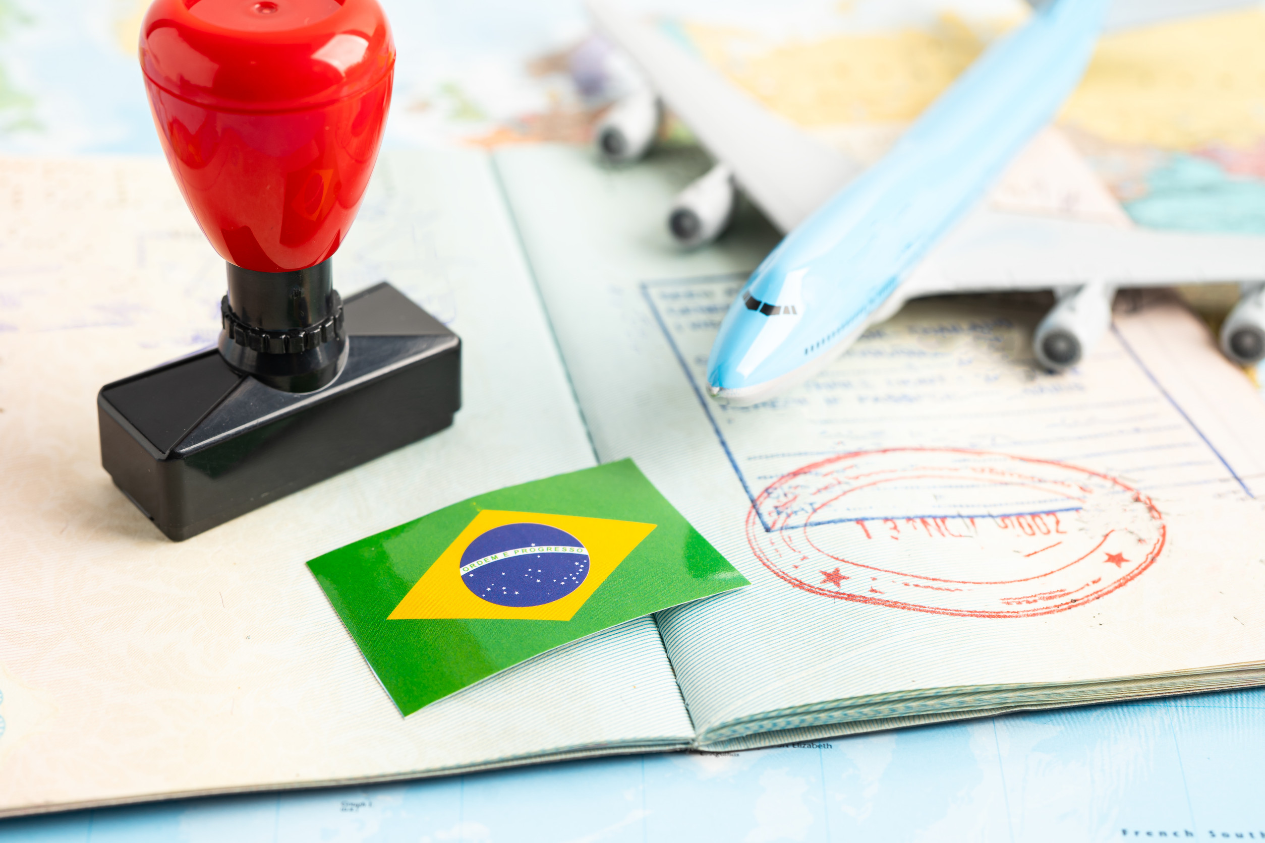 Bandiera brasiliana con timbro approvato, visto e passaporto per l'immigrazione in aeroporto Bandiera brasiliana con timbro approvato, visto e passaporto per l'immigrazione in aeroporto