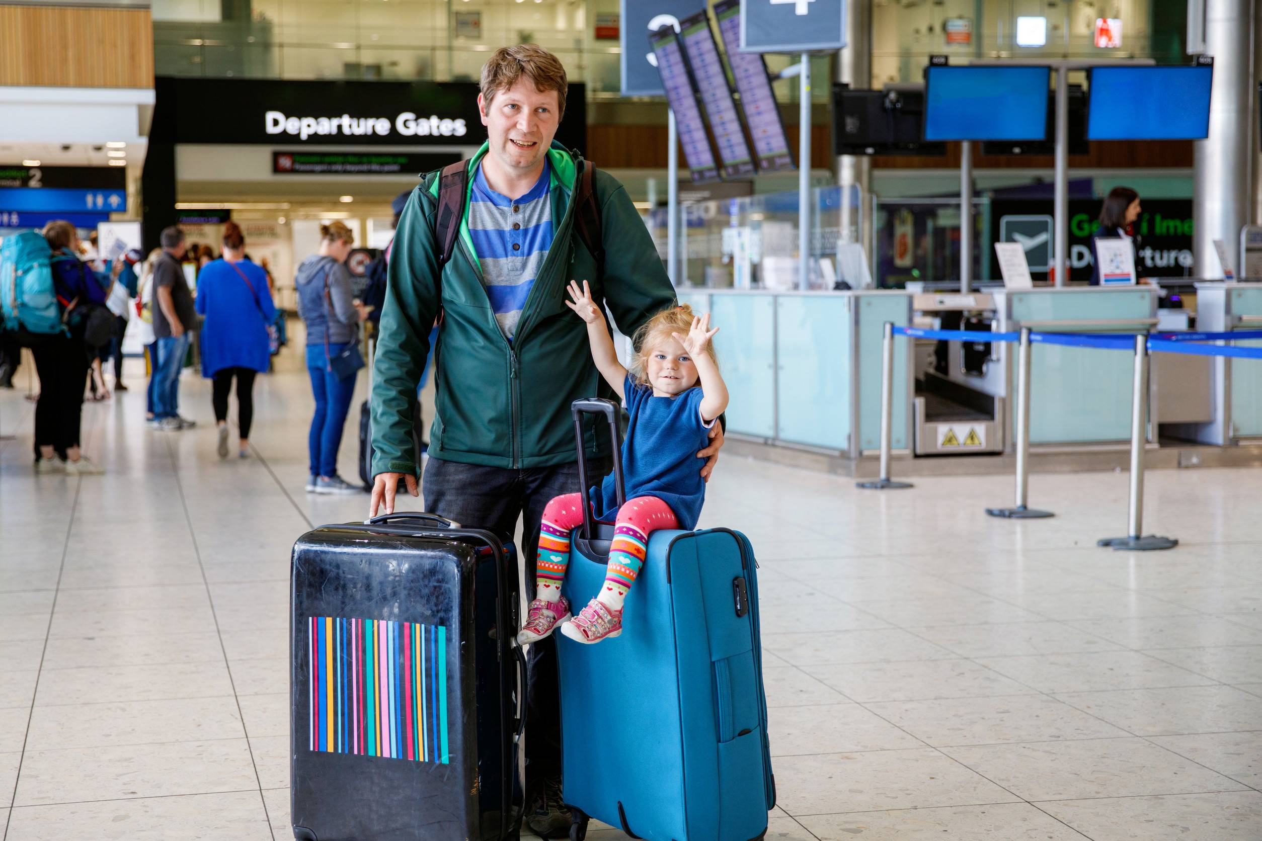 Bambina carina e papà all'aeroporto. Famiglia felice che viaggia in aereo. Bambina carina e papà all'aeroporto. Famiglia felice che viaggia in aereo.
