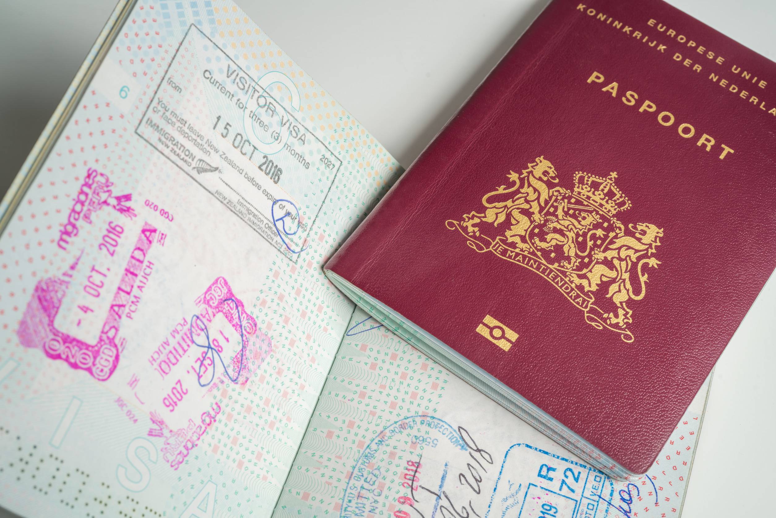 Passaporto olandese con timbri di diversi paesi come Passaporto olandese con timbri di diversi paesi come