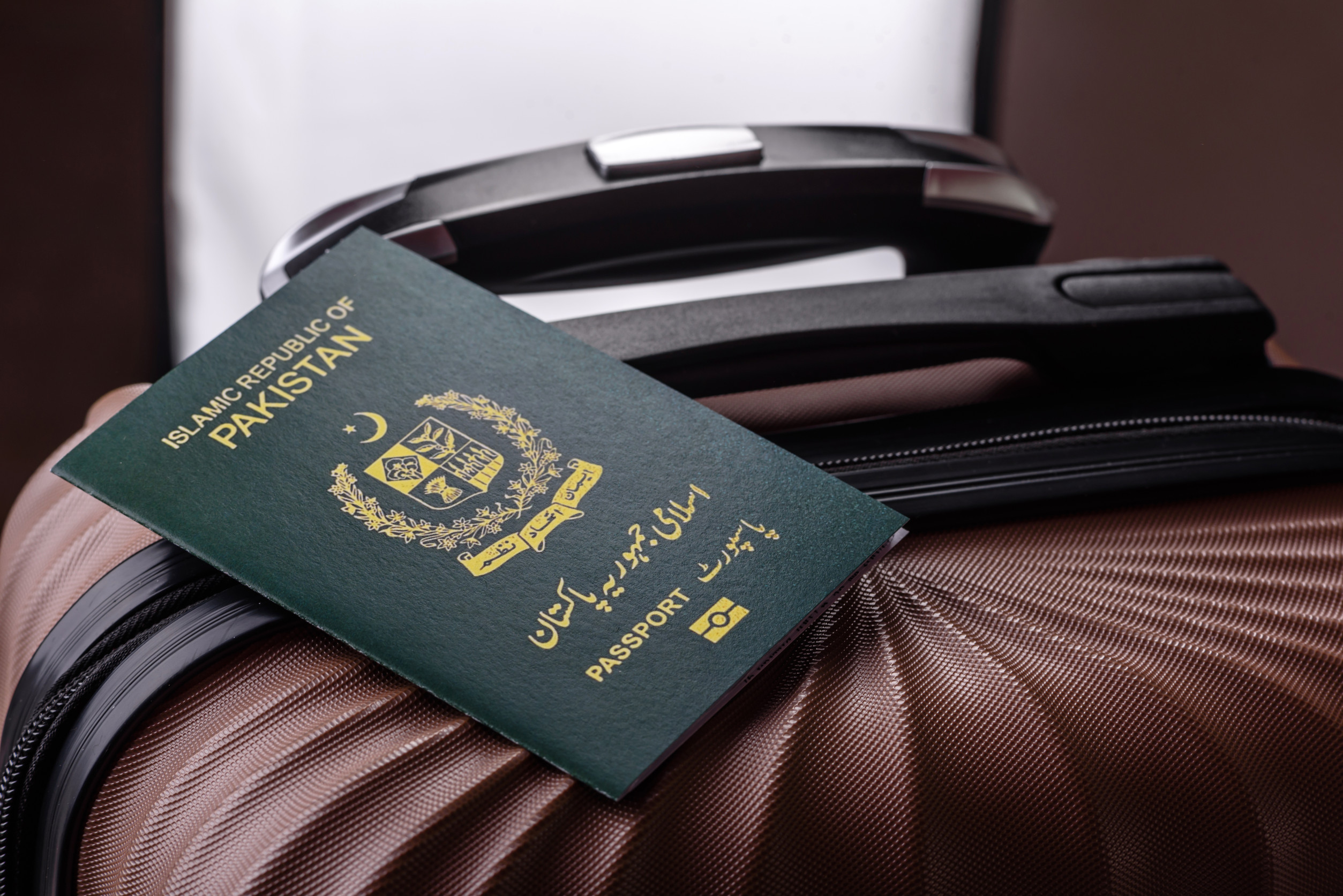 passaporto internazionale di un cittadino pakistano in valigia - partenza dall'aeroporto passaporto internazionale di un cittadino pakistano in valigia - partenza dall'aeroporto