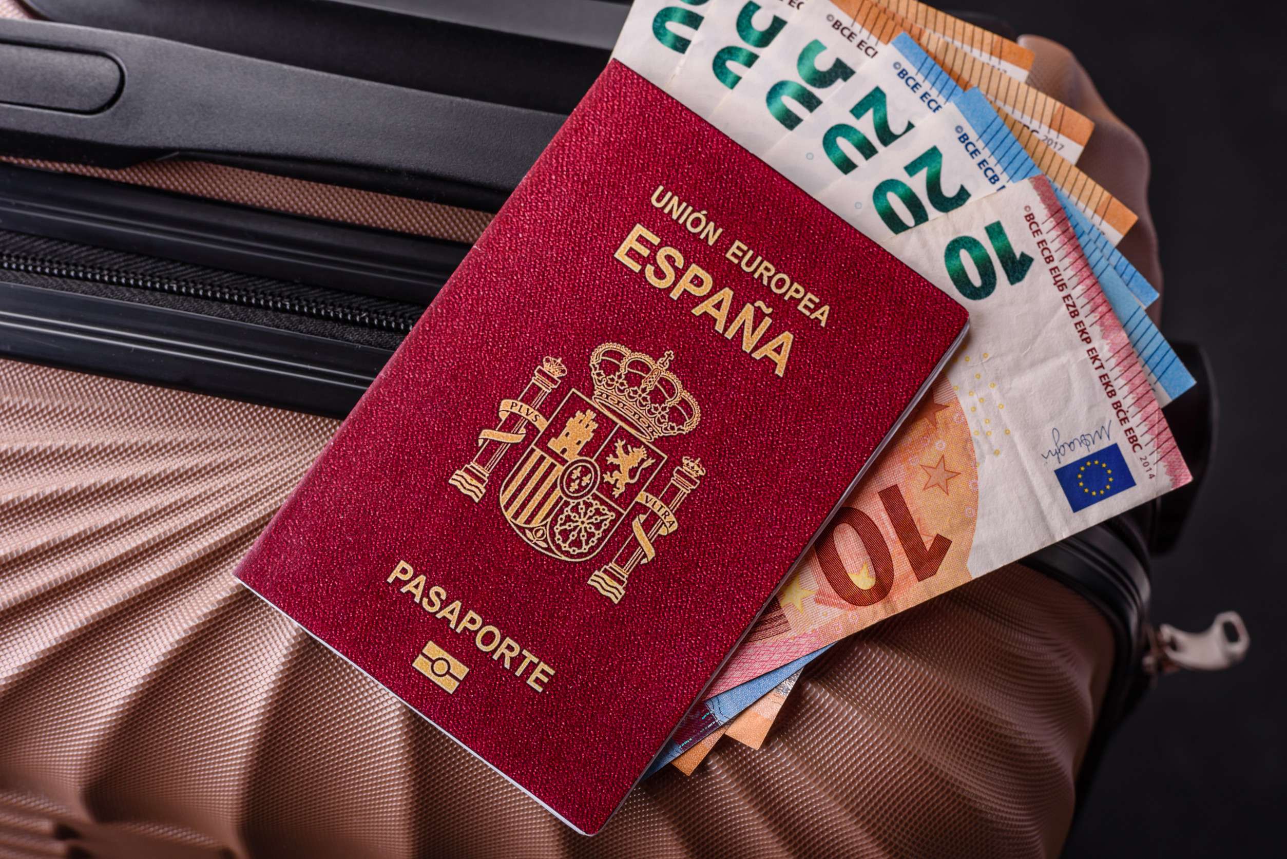 Passaporto internazionale di un cittadino spagnolo in valigia alla partenza dall'aeroporto Passaporto internazionale di un cittadino spagnolo in valigia alla partenza dall'aeroporto