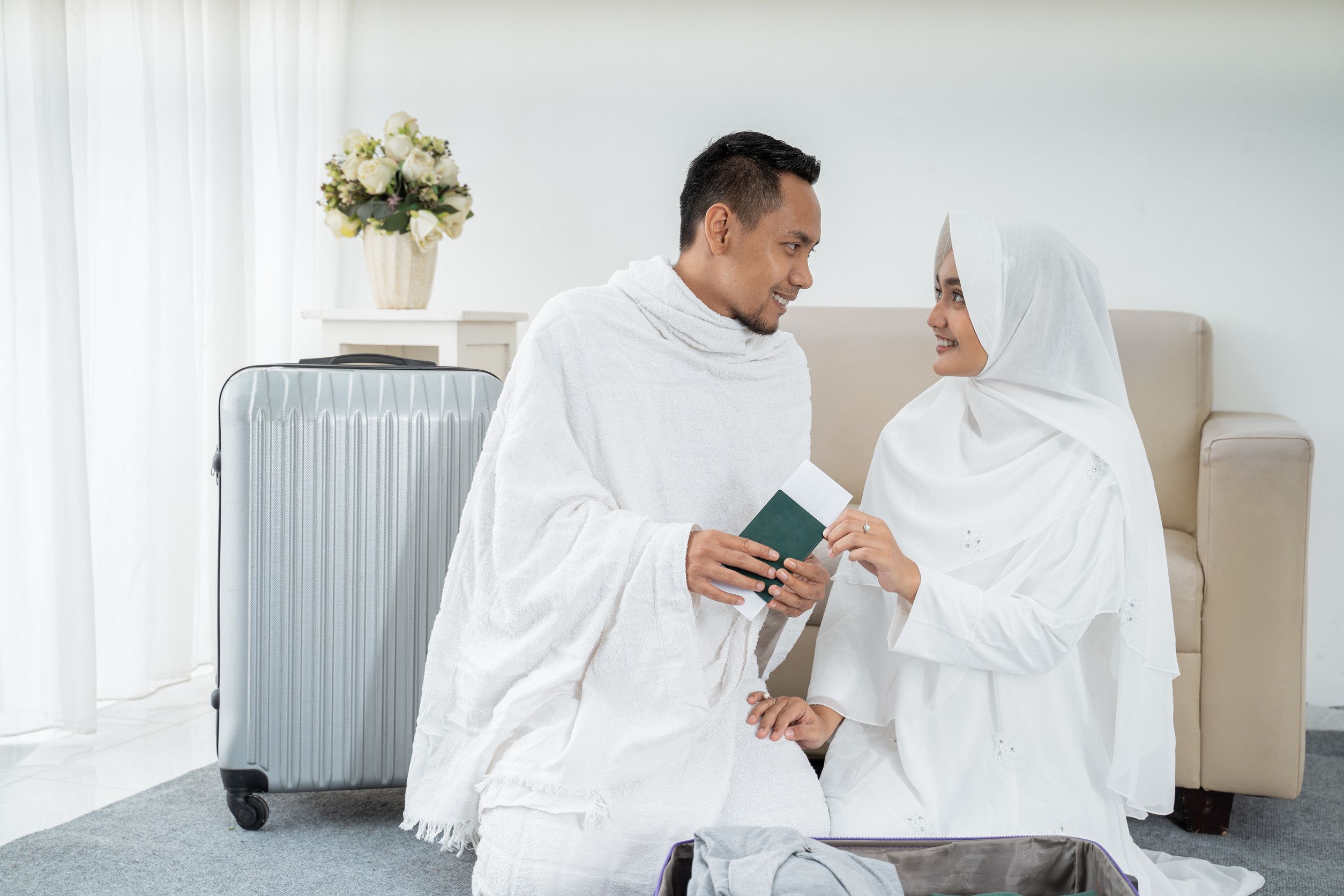Famiglia musulmana prepara i bagagli prima dell'Hajj Famiglia musulmana prepara i bagagli prima dell'Hajj