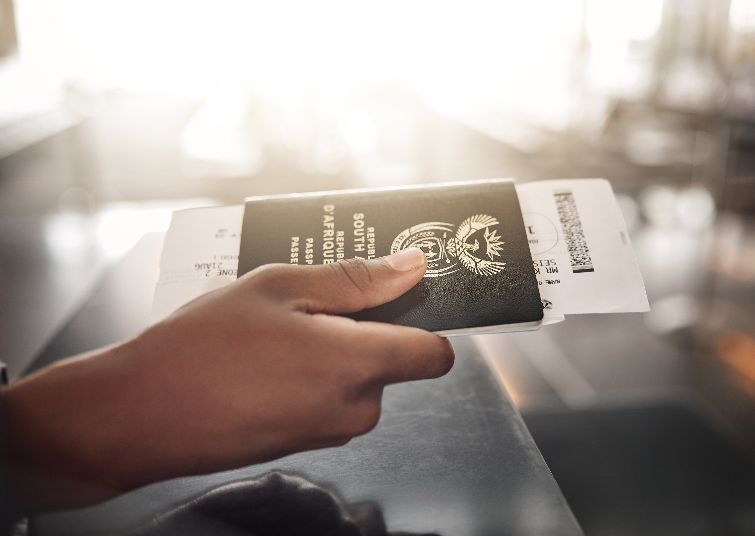 passaporto o libretto di identità in aeroporto per il controllo della prenotazione o della conformità del volo passaporto o libretto di identità in aeroporto per il controllo della prenotazione o della conformità del volo