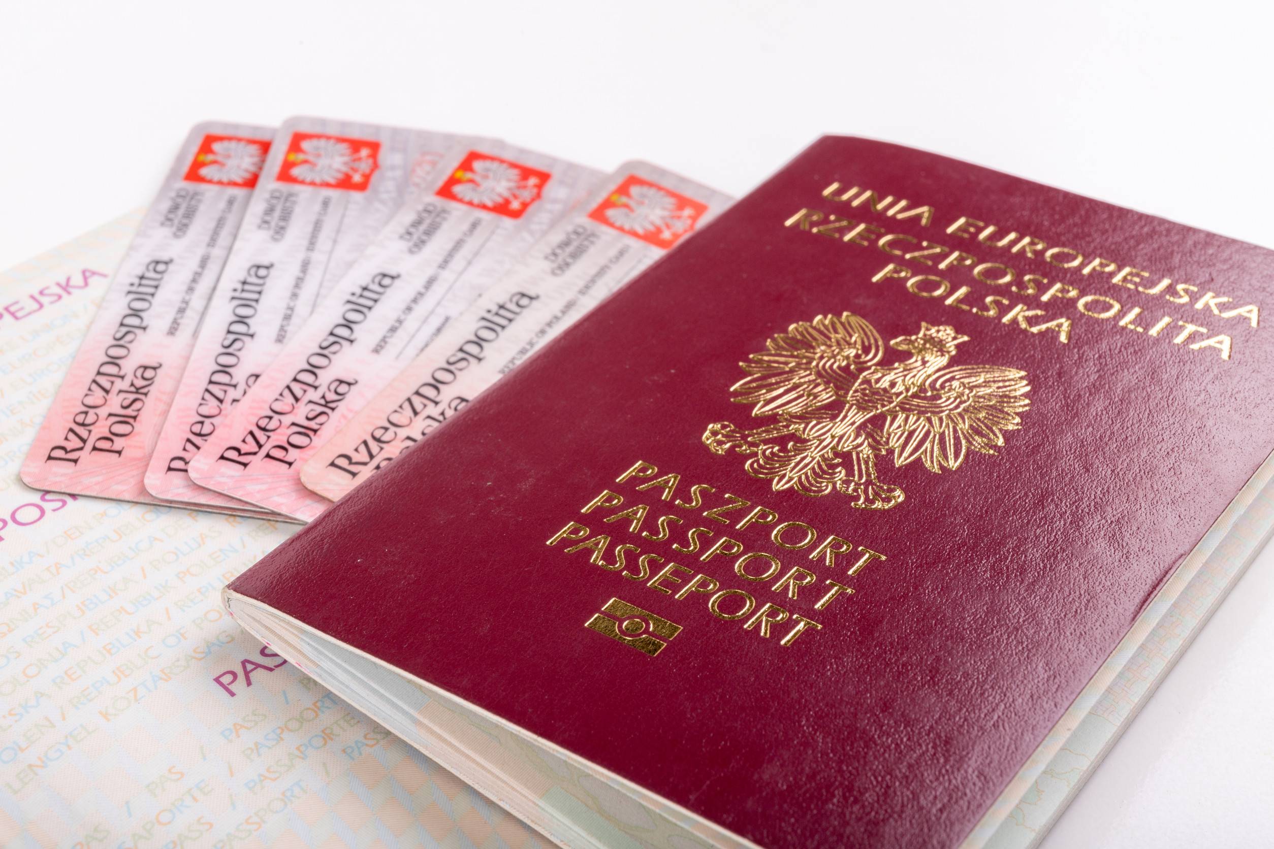 Passaporto e carta d'identità polacchi su un tavolo bianco - Documenti personali di un paese europeo Passaporto e carta d'identità polacchi su un tavolo bianco - Documenti personali di un paese europeo