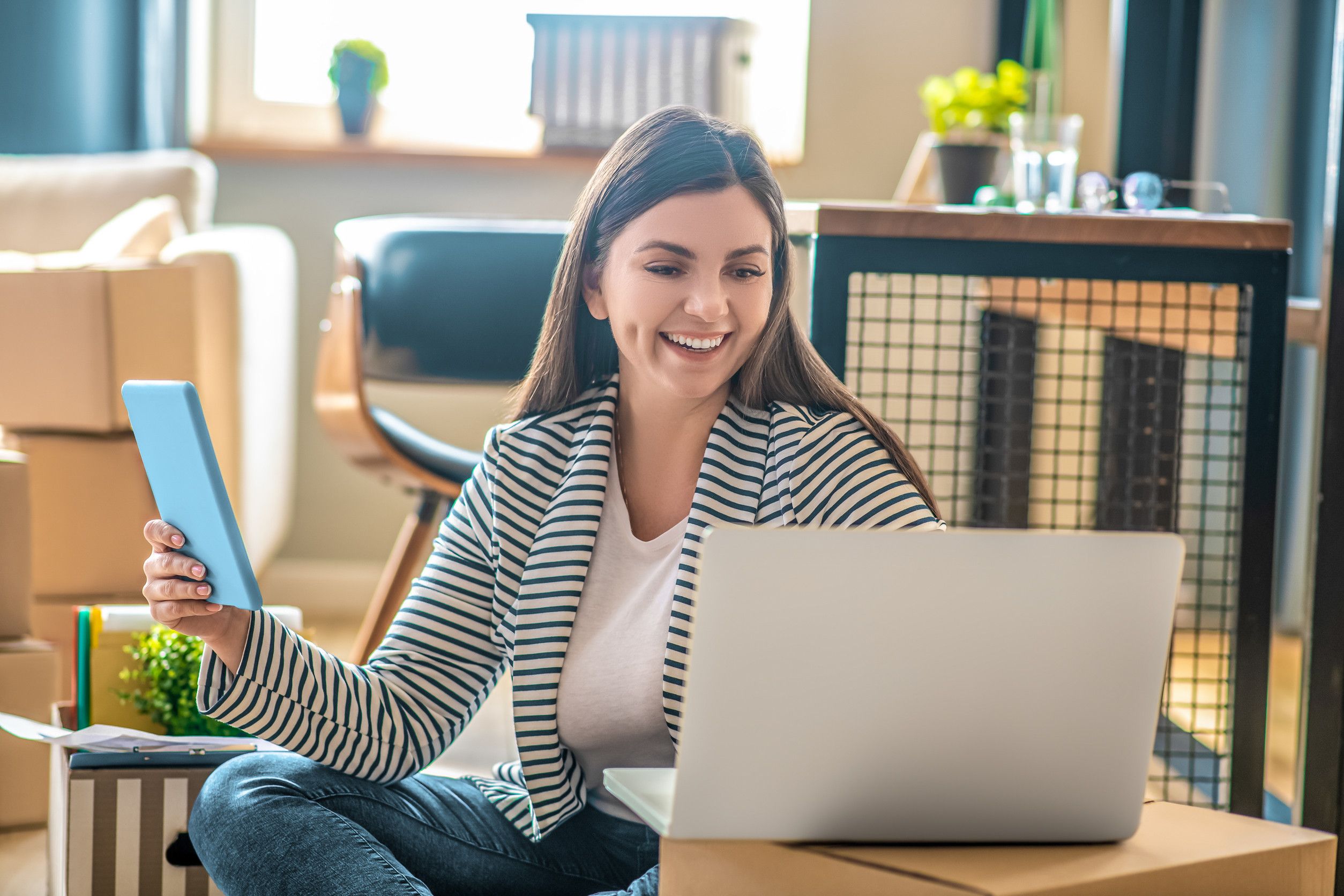 Giovane donna con una giornata di successo online sembra felice Giovane donna con una giornata di successo online sembra felice