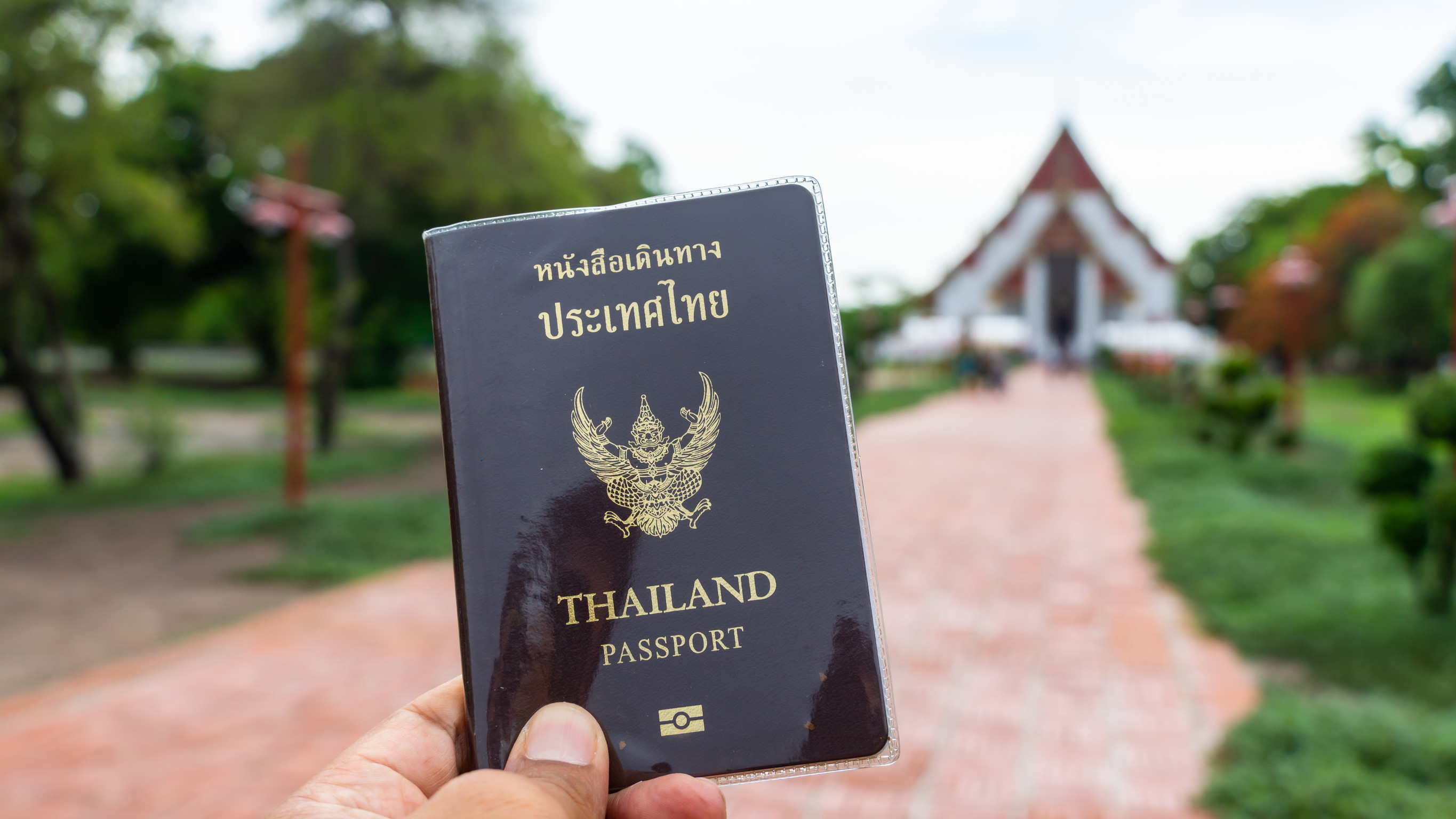 Viaggiatore con passaporto thailandese nella provincia di Ayutthaya, Thailandia Viaggiatore con passaporto thailandese nella provincia di Ayutthaya, Thailandia